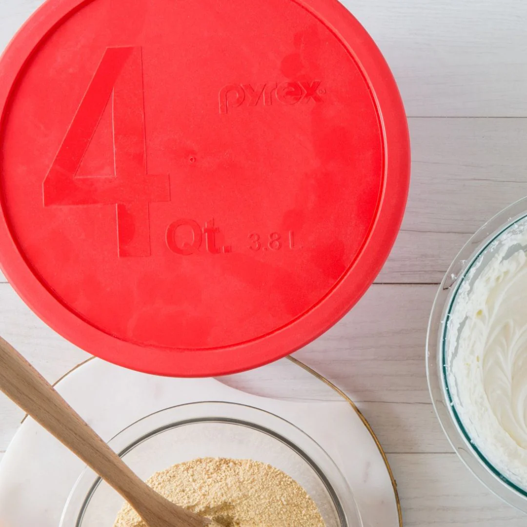 199-pyrex-4-quart-mixing-bowl-with-red-lid-2.webp Pyrex® 4-quart Mixing Bowl with Red Lid